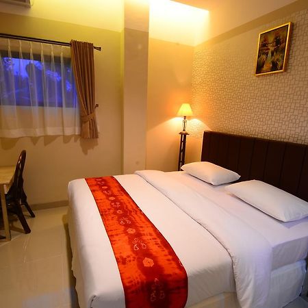 Queen City Hotel Banjarmasin Банджермасин Екстериор снимка