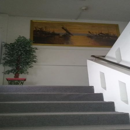 Queen City Hotel Banjarmasin Банджермасин Екстериор снимка