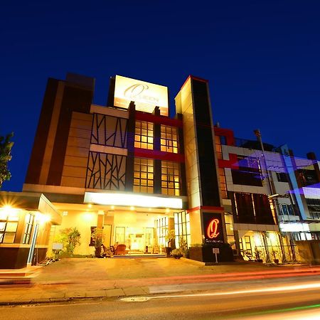 Queen City Hotel Banjarmasin Банджермасин Екстериор снимка