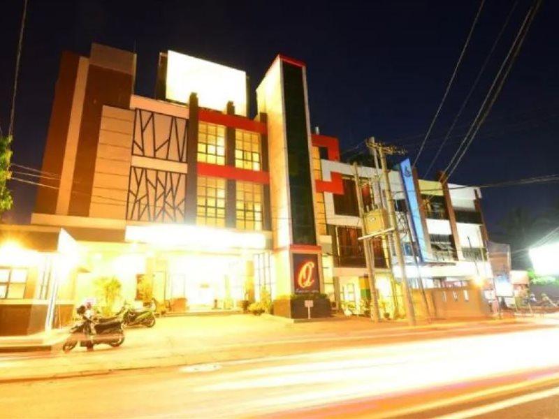 Queen City Hotel Banjarmasin Банджермасин Екстериор снимка