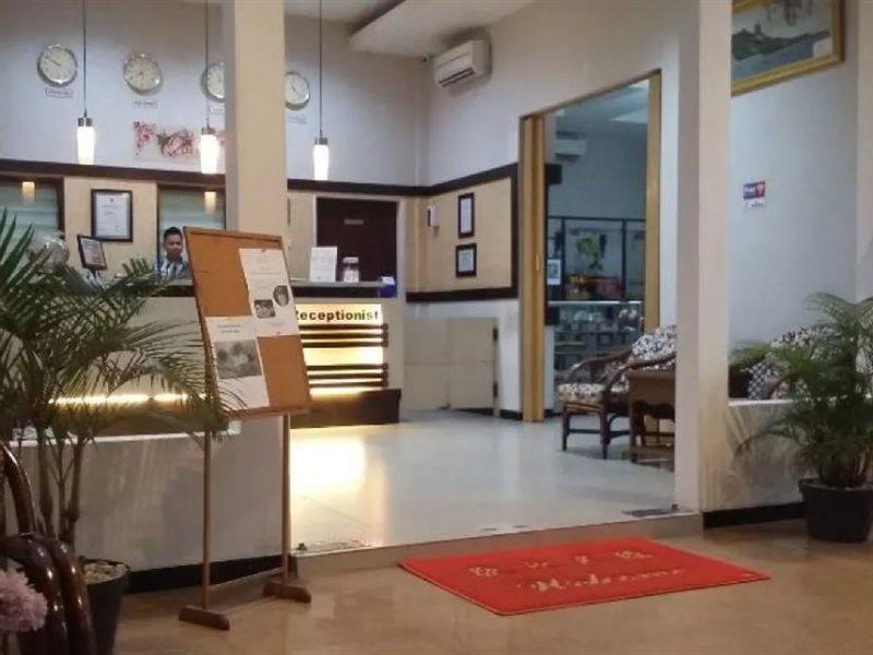 Queen City Hotel Banjarmasin Банджермасин Екстериор снимка