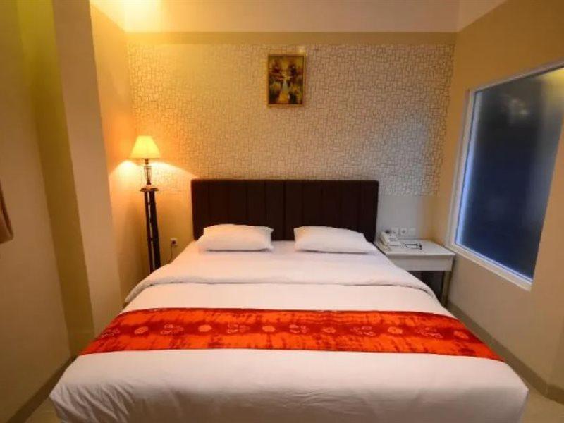 Queen City Hotel Banjarmasin Банджермасин Екстериор снимка