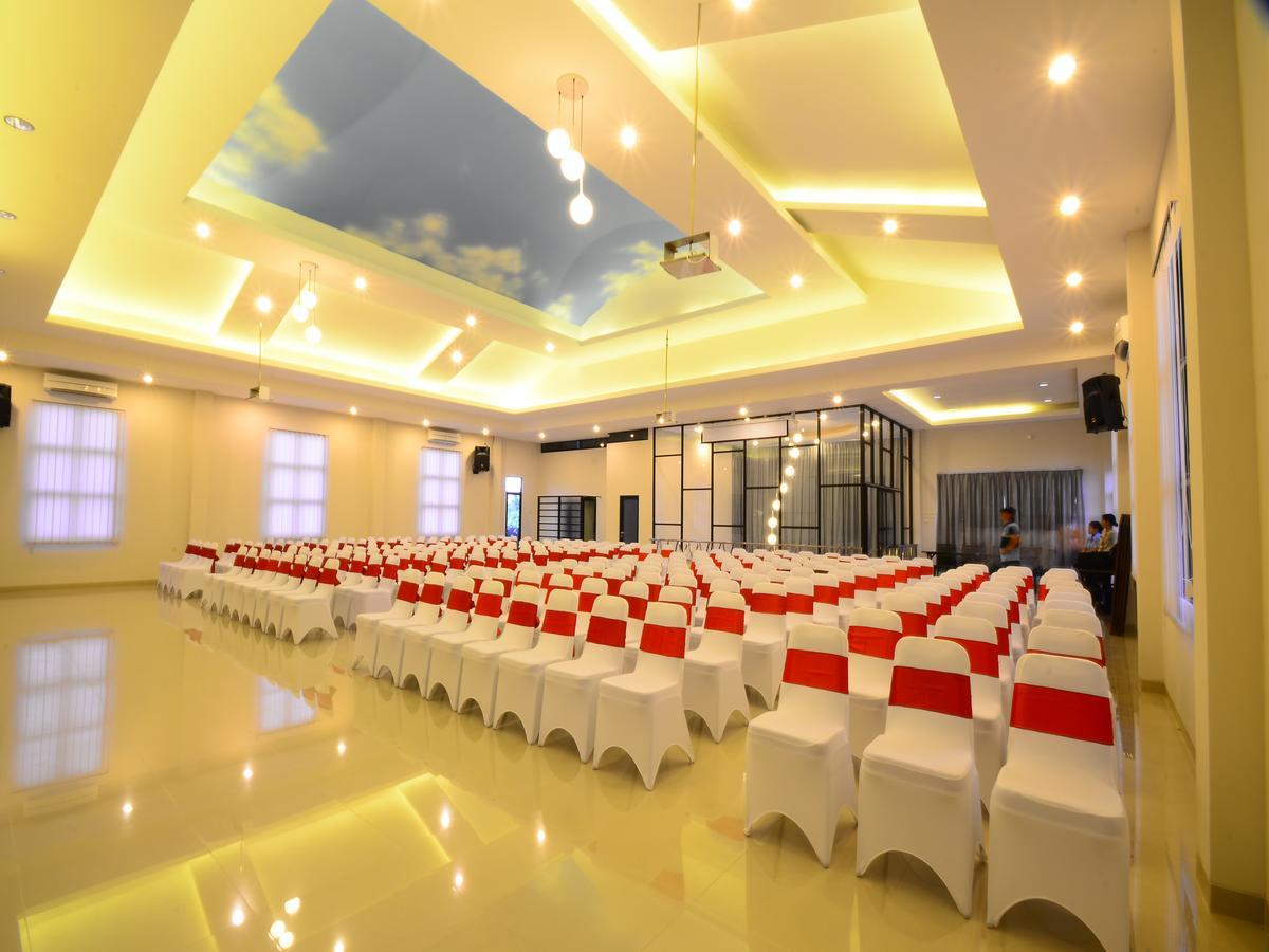 Queen City Hotel Banjarmasin Банджермасин Екстериор снимка