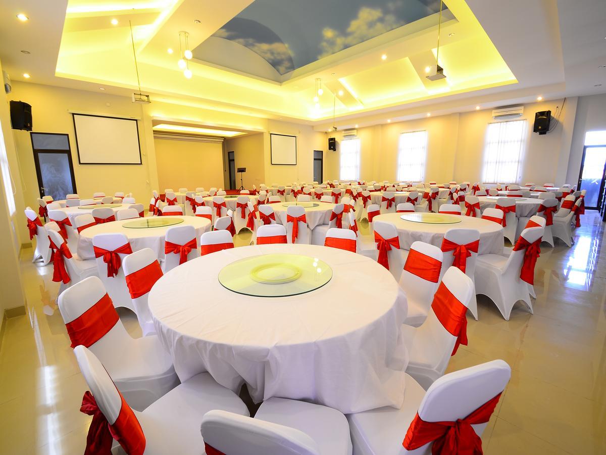 Queen City Hotel Banjarmasin Банджермасин Екстериор снимка