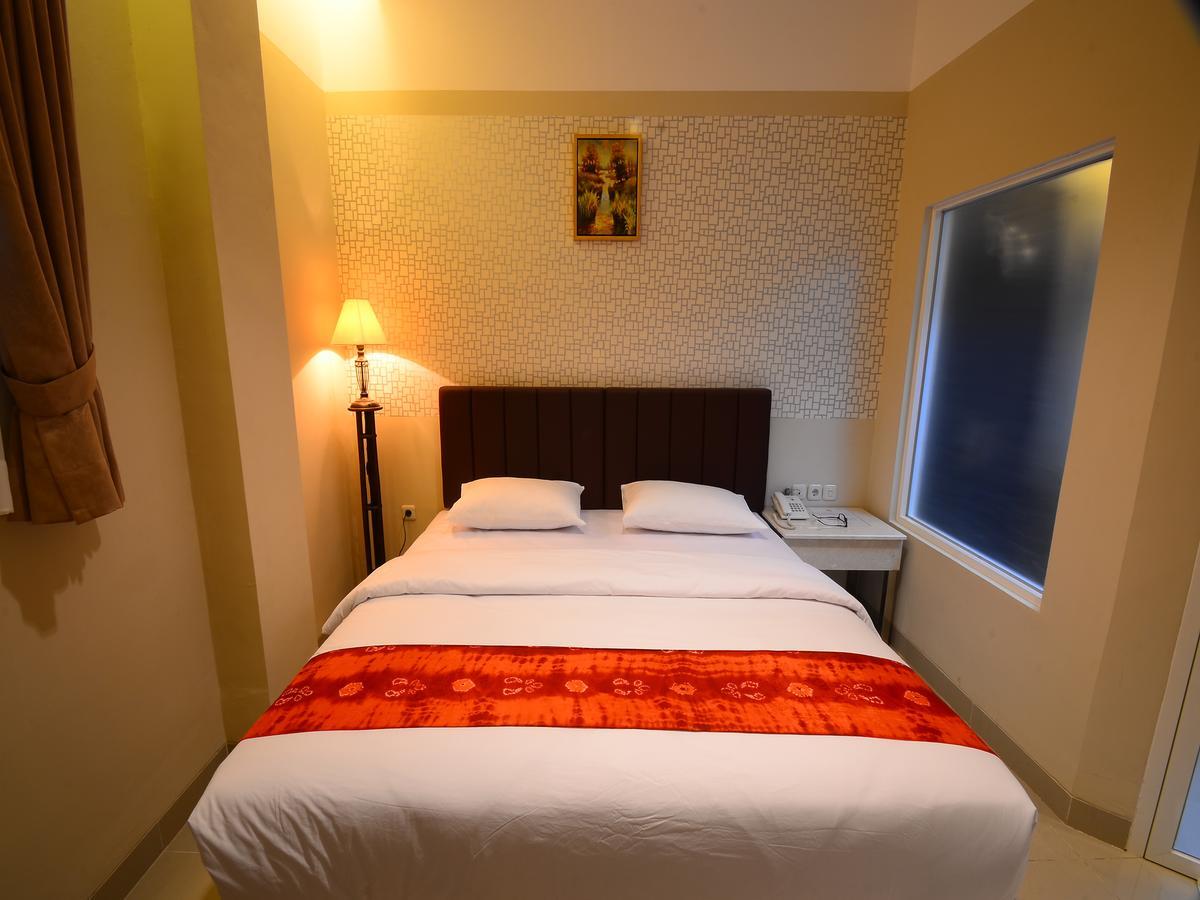 Queen City Hotel Banjarmasin Банджермасин Екстериор снимка
