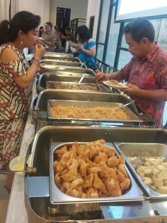 Queen City Hotel Banjarmasin Банджермасин Екстериор снимка