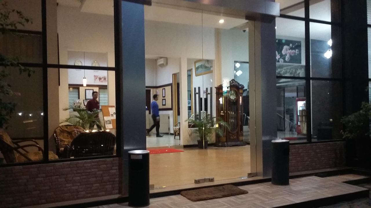 Queen City Hotel Banjarmasin Банджермасин Екстериор снимка